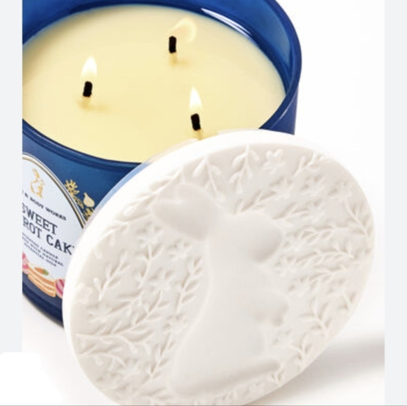 🛍BOGO 50% OFF🥕🎂🕯NWT‼️BBW "Sweet Carrot Cake" 3-wick Candle w/ Bunny Lid - Picture 7 of 10